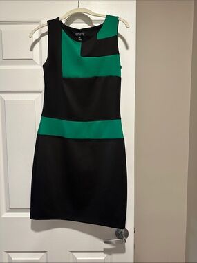 Enfocus Studio Black & Green Sleeveless Colorblock Midi Sheath Dress